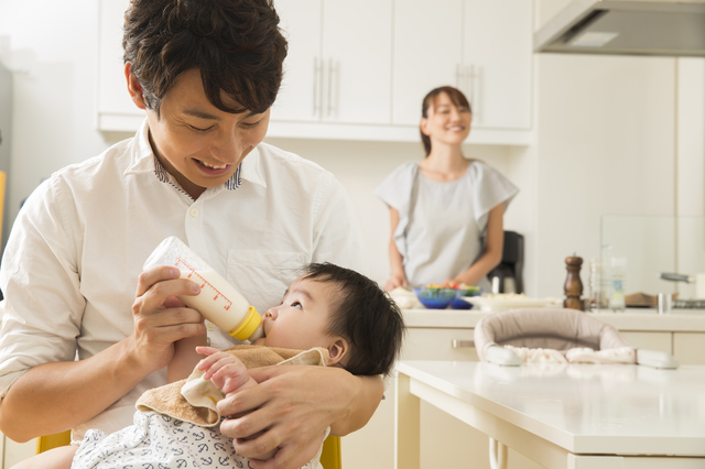 パパにも赤ちゃんと遊んでもらおう